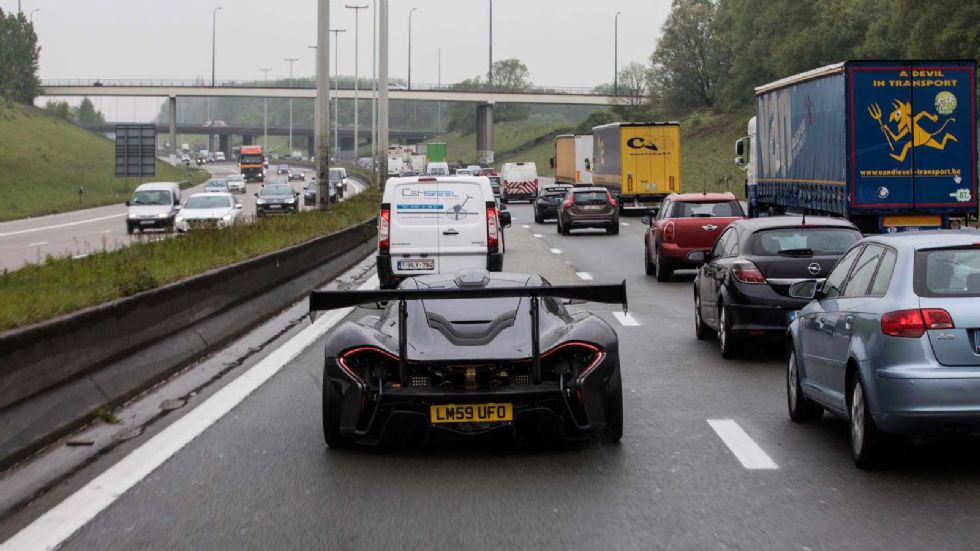 Η McLaren P1 LM είναι ξεκάθαρα ένα αγωνιστικό αυτοκίνητο που με τις κατάλληλες μετατροπές της Lanzante βγαίνει και στο δρόμο. Μάλιστα, γύρισε στη Μ. Βρετανία οδικώς και όχι φορτωμένη σε τρέιλερ…